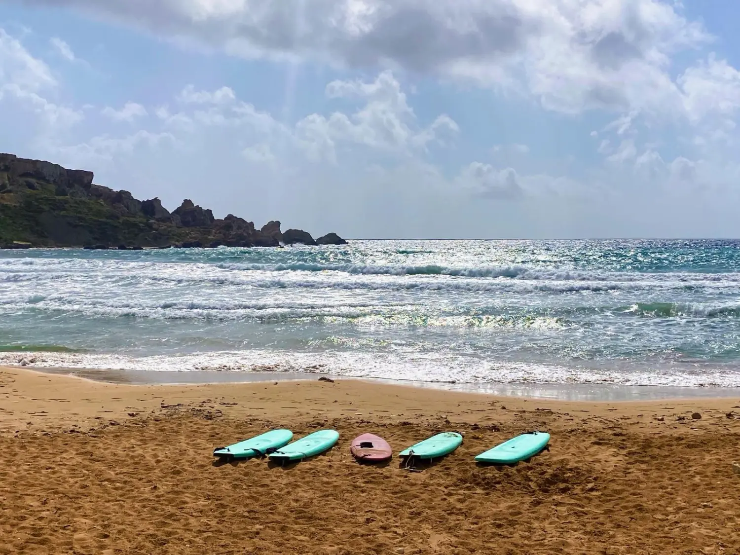 Ein markanter Sandstrand an der Nordwestküste Maltas, in der Nähe des Dorfes Manikata von Persönlichkeitsentwicklung