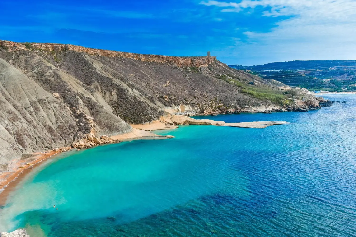 ein malerischer und relativ unberührter Sandstrand, der für seine natürliche Schönheit und atemberaubende Sonnenuntergänge bekannt ist.